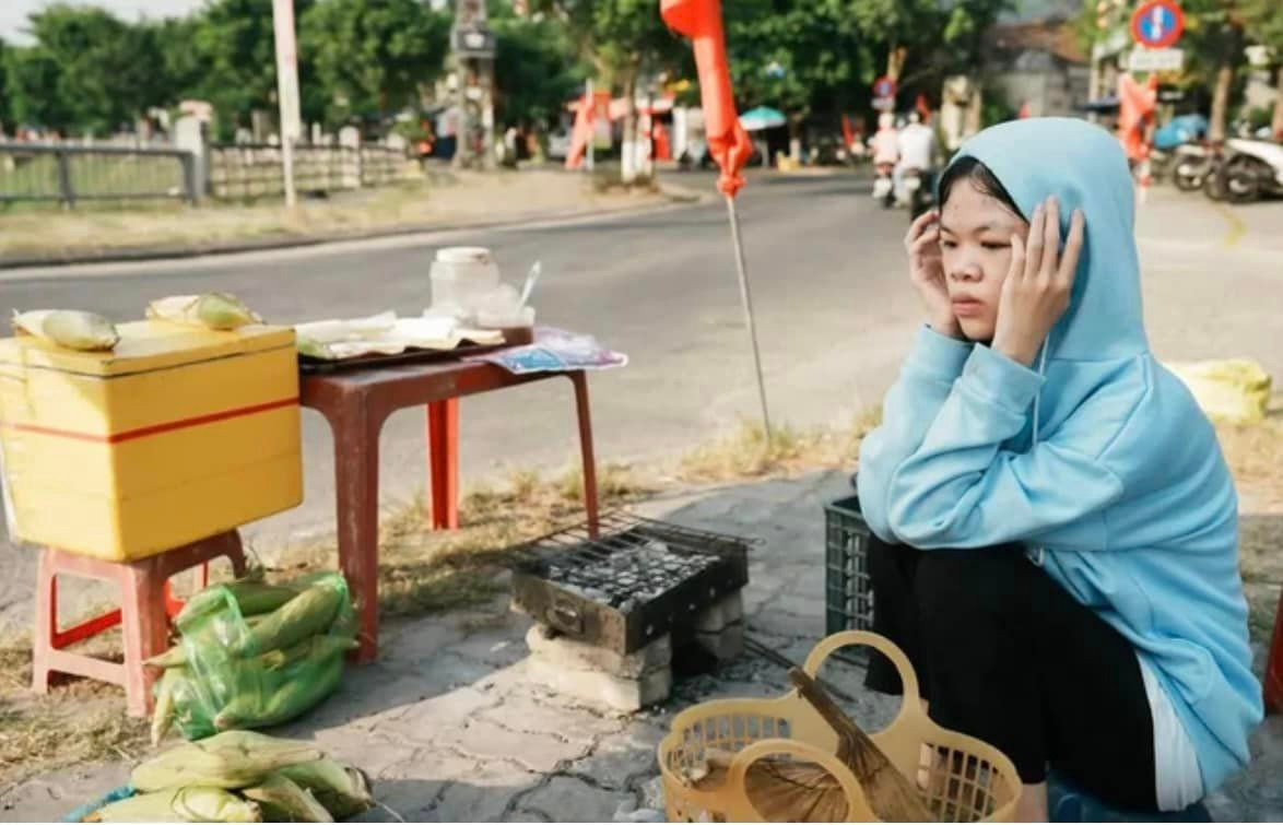 Được biết, bố Thanh Nga từ lâu đã mất khả năng lao động nay lại thêm căn bệnh ung thư đeo bám, chi phí của cả gia đình phụ thuộc vào số tiền ít ỏi của hai mẹ con, cuộc sống của gia đình cô từ đó cùng khó khăn hơn.