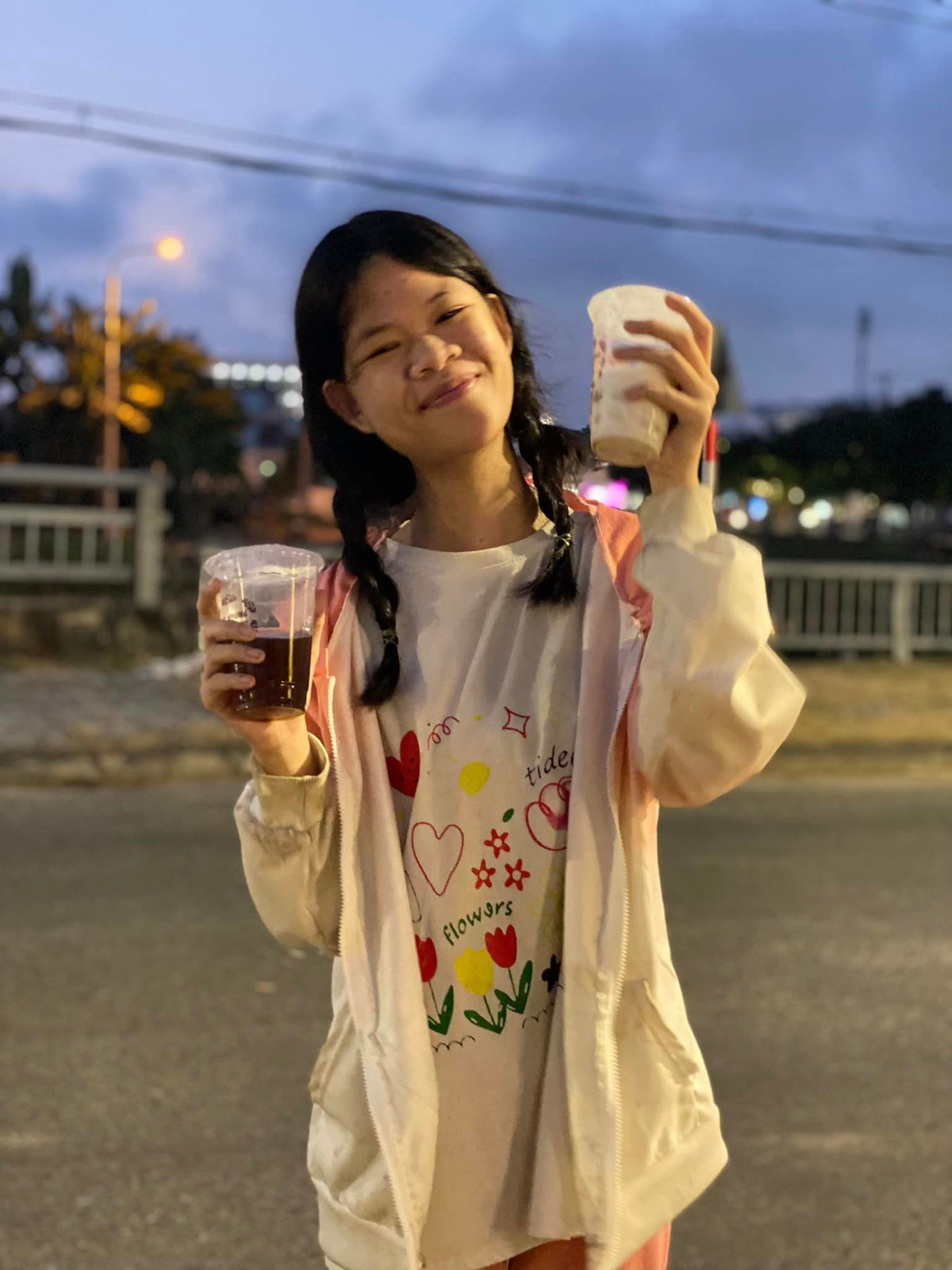 Cô bạn vẫn nhận quảng cáo mặc dù mức cát- xê ít ỏi nhưng Thanh Nga vẫn rất vui vẻ nhận để phần nào giảm bớt gánh nặng kinh tế trên vai mẹ.