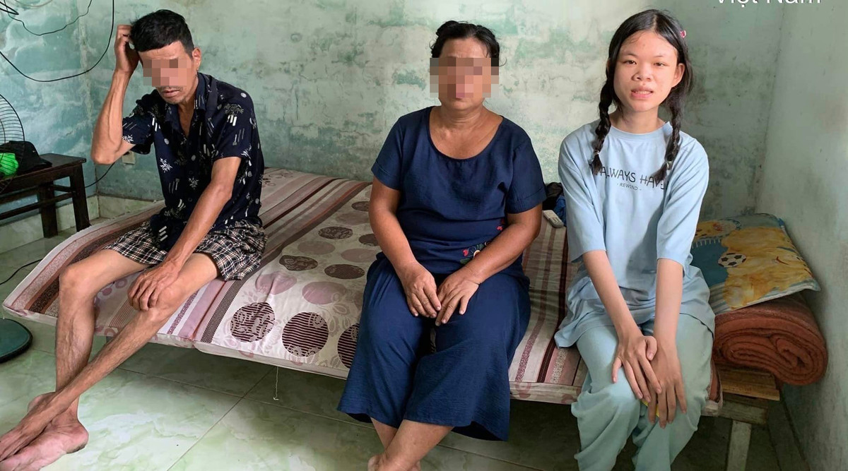 Hằng ngày, mẹ Nga đi bán vé số, đến chiều tối thì cùng Nga bày ngô nướng bán bên lề đường, kiếm thêm thu nhập trang trải cuộc sống.