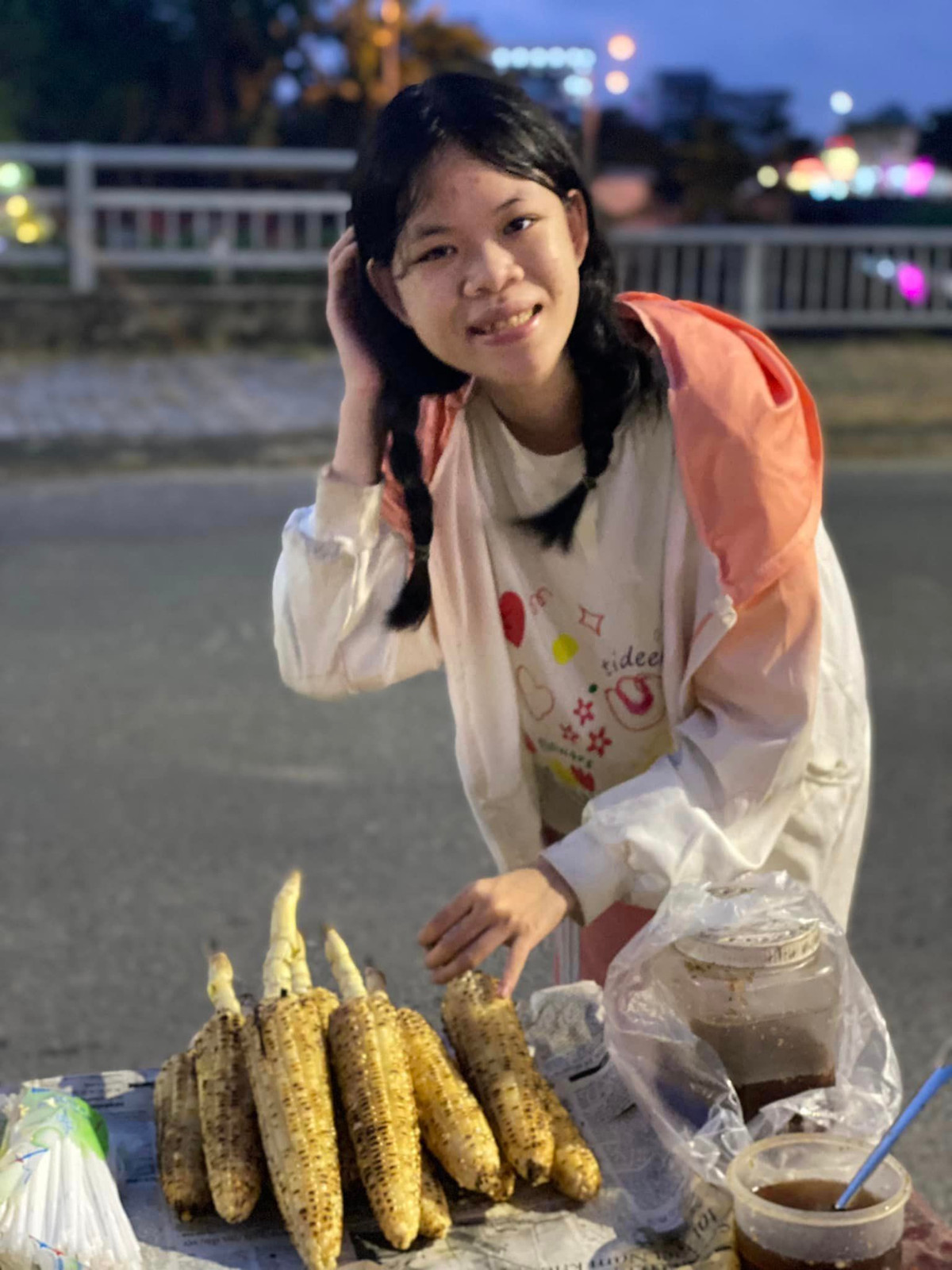 Nhiều lúc bán hàng, Thanh Nga cũng tranh thủ kiếm thêm thu nhập trên các nền tảng xã hội khác nhau.