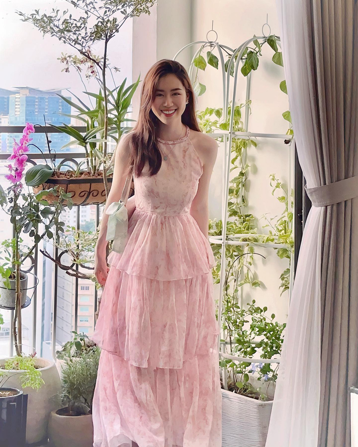 Đặc biệt, những khi xuất hiện tại các sự kiện bắng bóng con, nếu không nói thì nhìn vào phong cách nàng thơ ngọt ngào này, chẳng ai nghĩ Vân Trang đã trải qua 1 lần sinh nở.