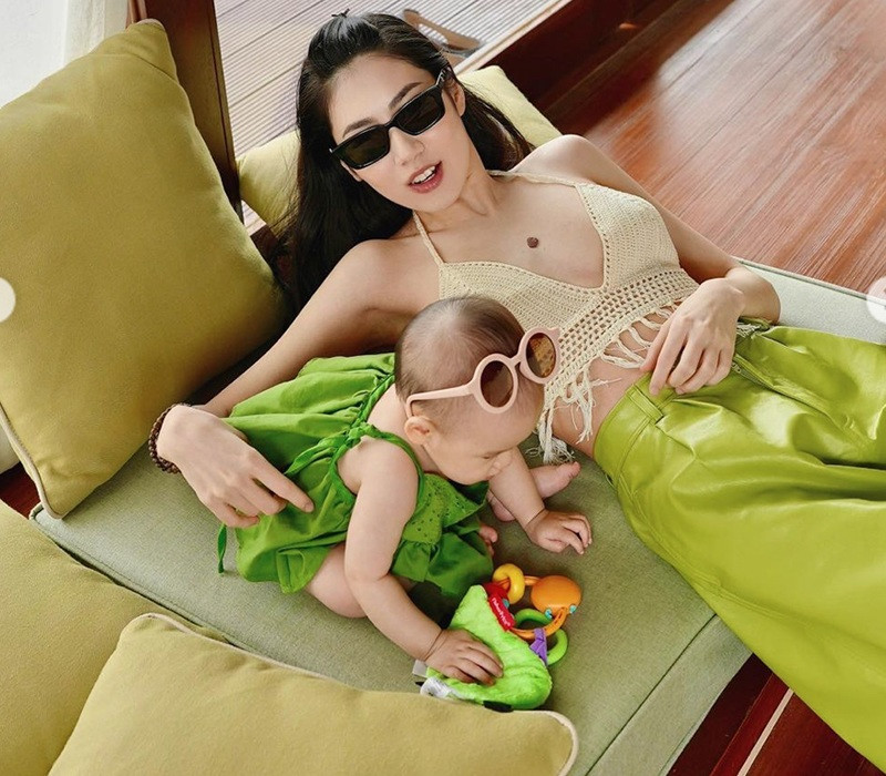 Theo dõi Vân Trang thì ở đời thường, dù là ở nhà chăm con, cô vẫn luôn ăn mặc chỉn chu và cuốn hút.