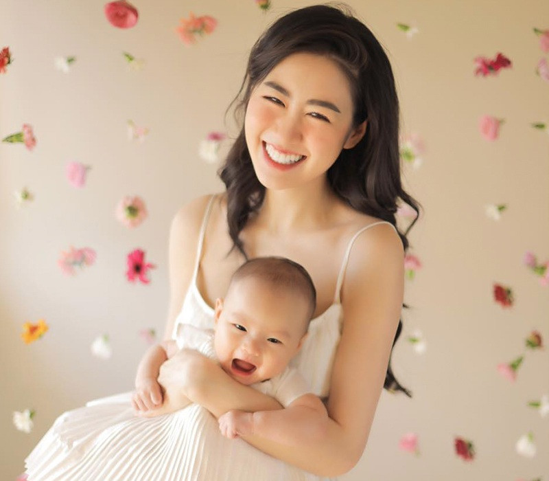 Bên cạnh khoảnh khắc thiêng liêng của một người mẹ, nhan sắc đơn giản cùng chiếc váy trắng tinh khôi mà người đẹp diện càng làm tôn lên vẻ đẹp trong sáng của cô.