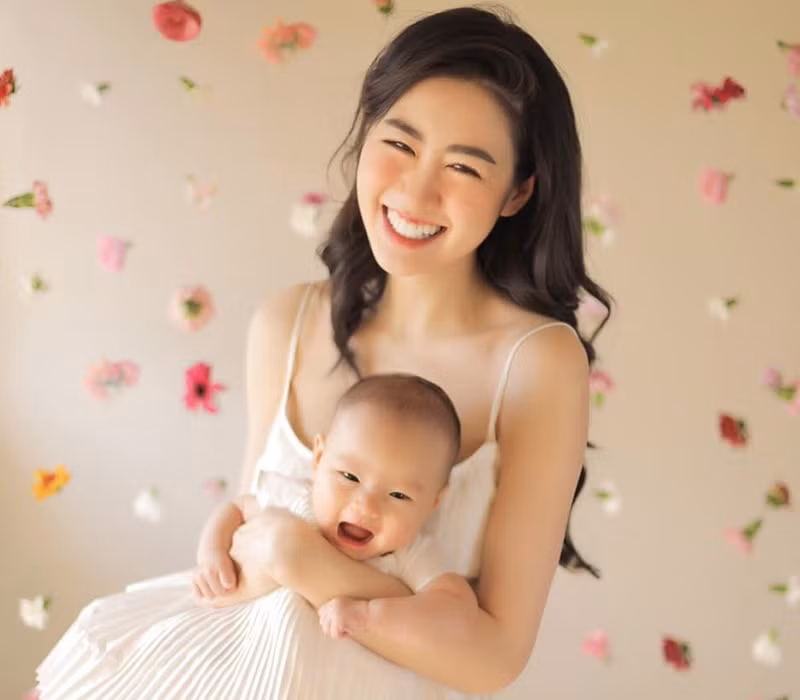 Bên cạnh khoảnh khắc thiêng liêng của một người mẹ, nhan sắc đơn giản cùng chiếc váy trắng tinh khôi mà người đẹp diện càng làm tôn lên vẻ đẹp trong sáng của cô.