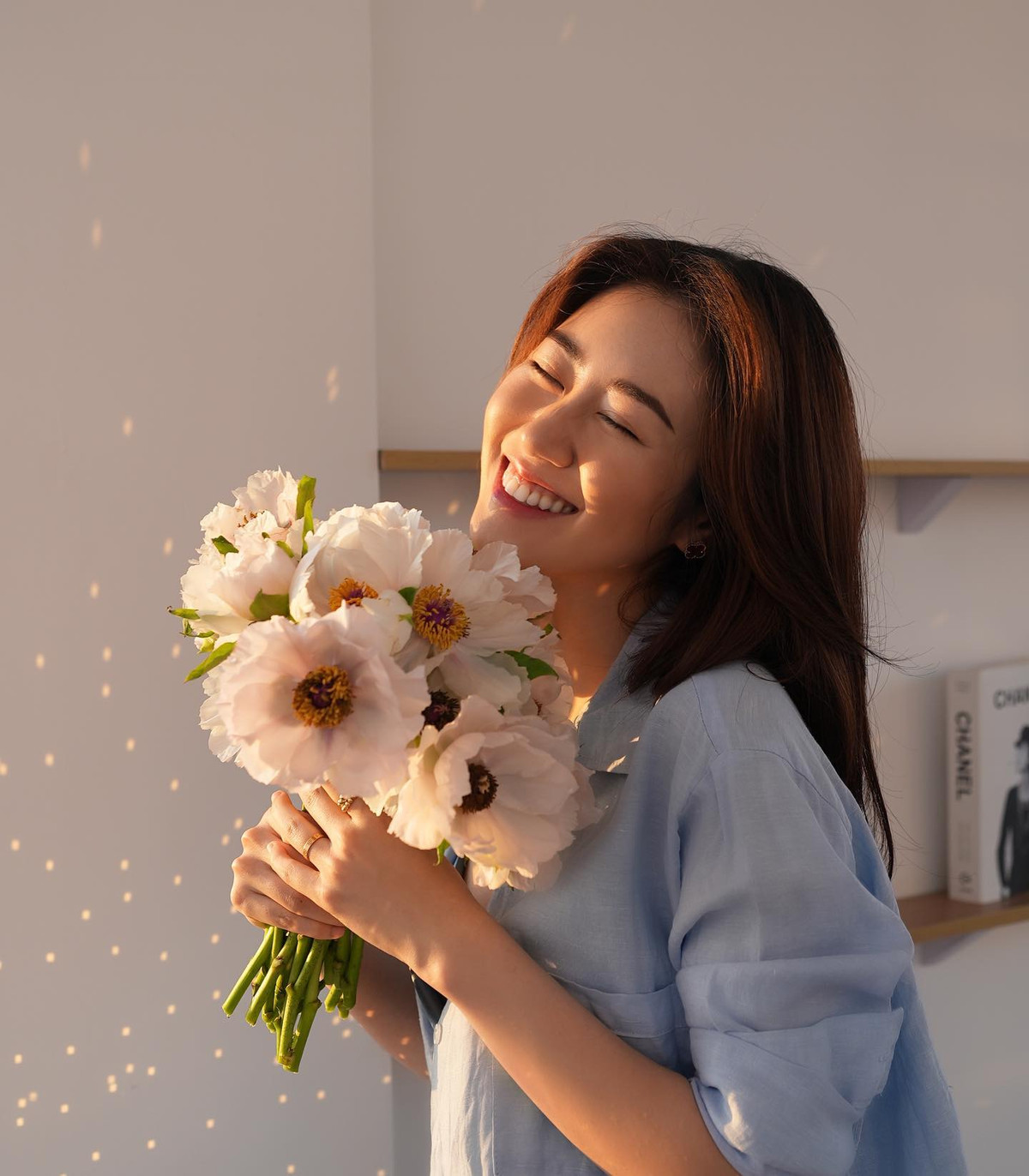 Làm mẹ ở tuổi còn trẻ, nữ beauty blogger vẫn là cái tên được hội chị em yêu mến và tích cực theo dõi nhờ những bí quyết làm đẹp.