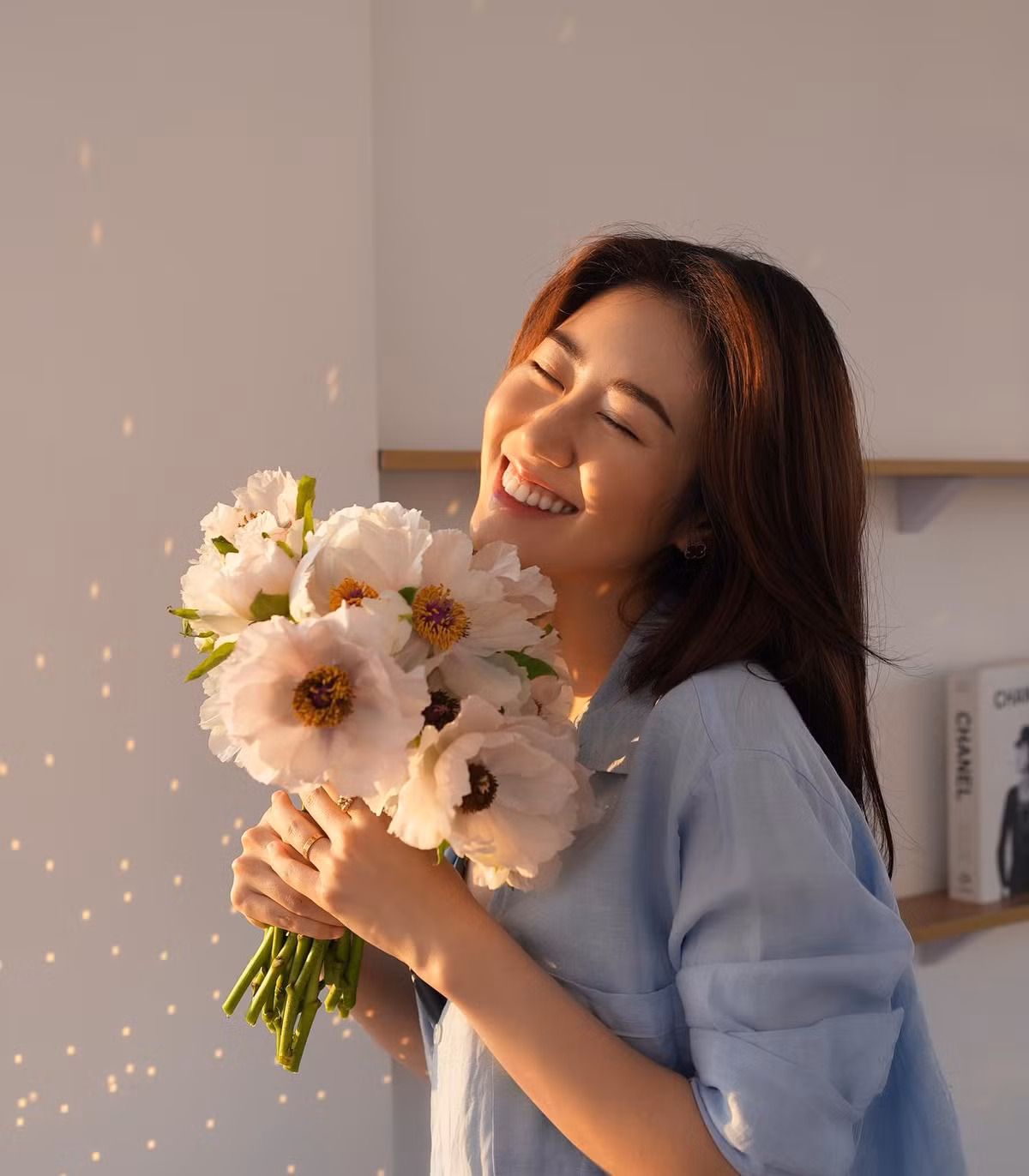 Làm mẹ ở tuổi còn trẻ, nữ beauty blogger vẫn là cái tên được hội chị em yêu mến và tích cực theo dõi nhờ những bí quyết làm đẹp.