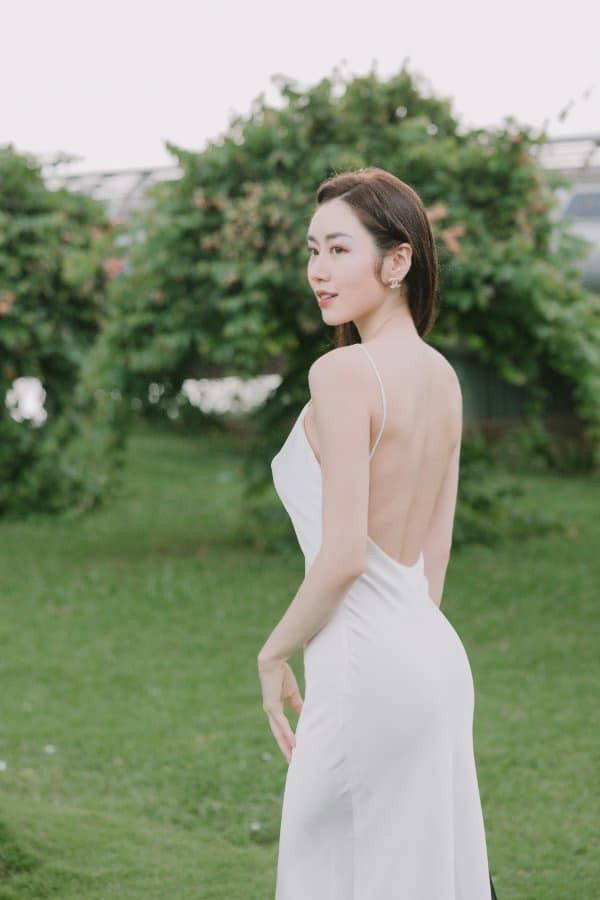 Cô sở hữu vẻ ngoài xinh đẹp không thua các hot girl, gây ấn tượng nhờ gương mặt thanh thoát, nữ tính, trong veo đúng chuẩn "ngọc nữ".