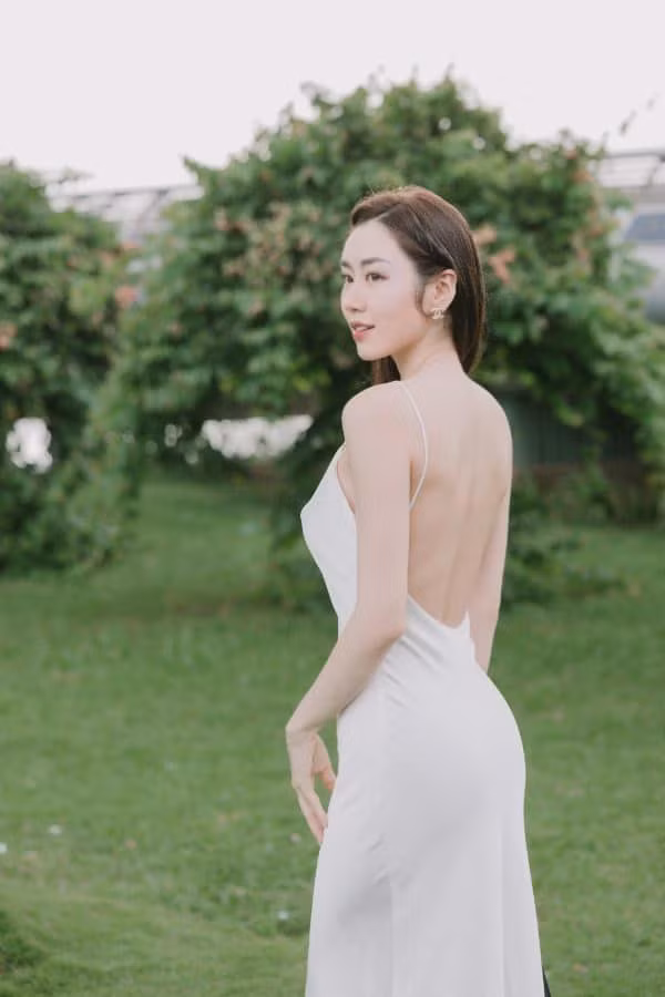 Cô sở hữu vẻ ngoài xinh đẹp không thua các hot girl, gây ấn tượng nhờ gương mặt thanh thoát, nữ tính, trong veo đúng chuẩn "ngọc nữ".