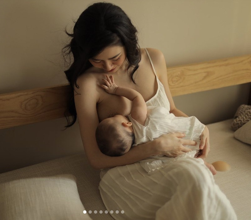 Mới đây, Mai Vân Trang đã chia sẻ lại hình ảnh cho con bú đẹp như tranh vẽ và lập tức khiến hội chị em trầm trồ.