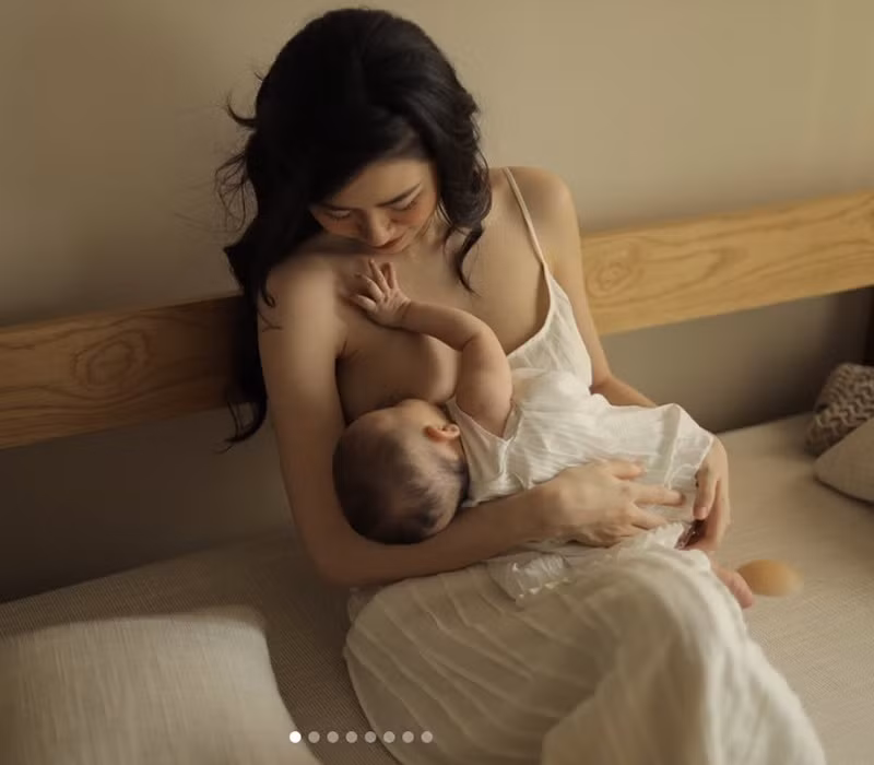 Mới đây, Mai Vân Trang đã chia sẻ lại hình ảnh cho con bú đẹp như tranh vẽ và lập tức khiến hội chị em trầm trồ.