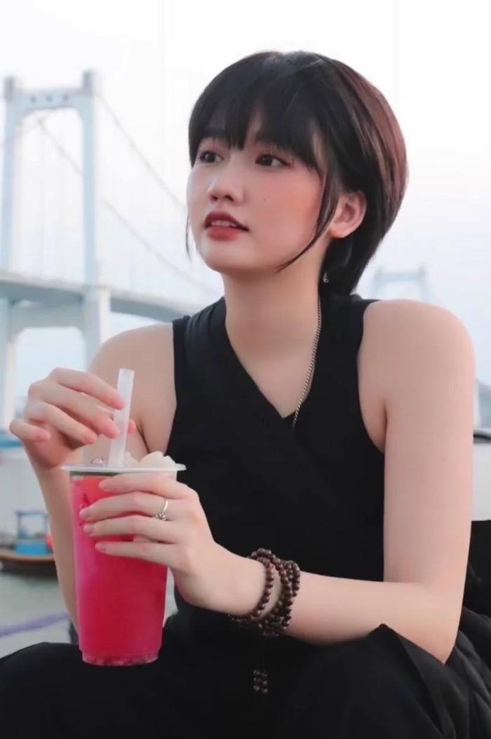 Tuy nhiên mới đây, hot TikToker gây bất ngờ khi quyết định cắt tóc ngắn. Trong bức hình mới, diện mạo của Huyền thay đổi thấy rõ.