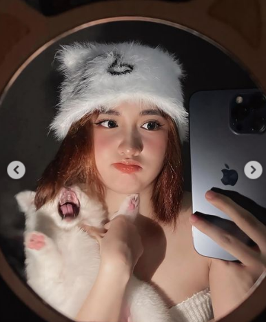 Trước khi thay đổi mái tóc, Khánh Huyền chuộng phong cách "bánh bèo", cô nàng để tóc dài nữ tính.