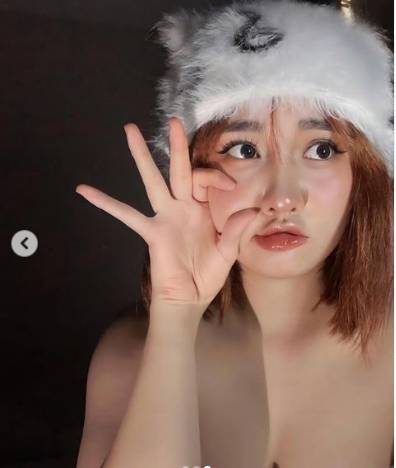 Nhan sắc của cô từng được tờ báo hàng đầu Hong Kong nhận xét, người đẹp sinh năm 2004 sở hữu vẻ đẹp ngọt ngào, dễ thương, có vóc dáng nóng bỏng.