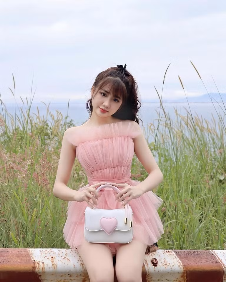 Nhan sắc của Vũ Thị Khánh Huyền trên TikTok cũng nhận được nhiều lời khen ngợi.