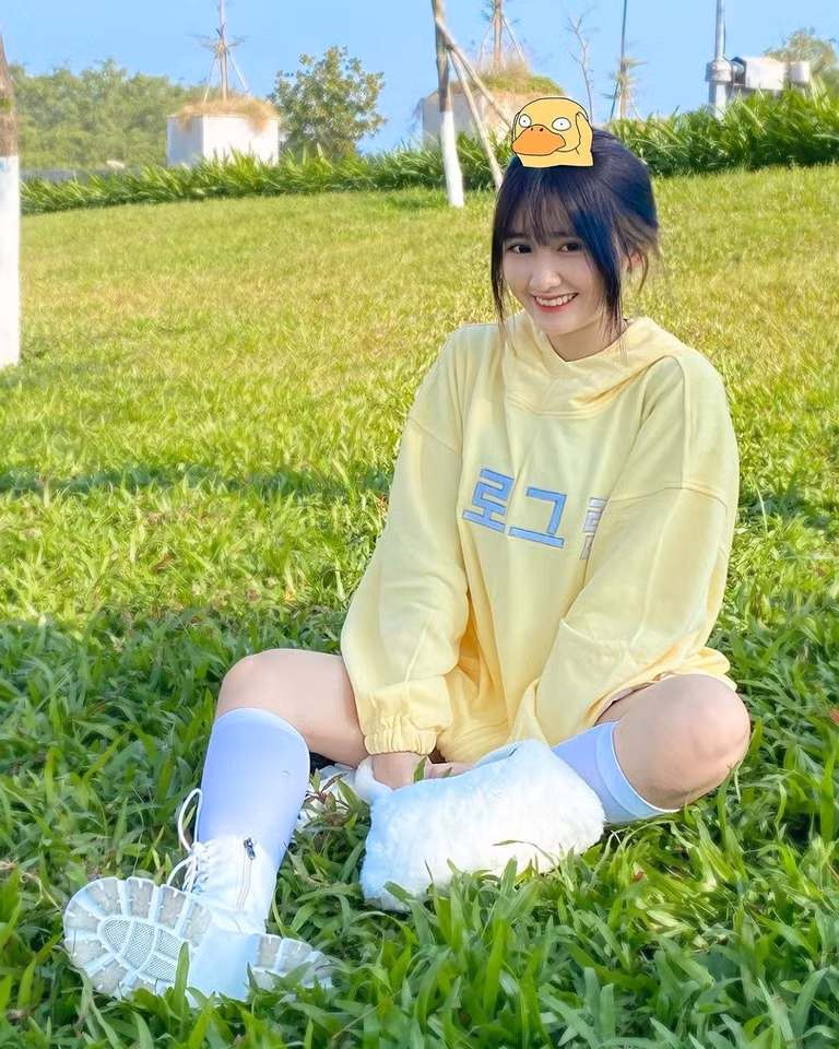 Mỗi clip của cô đều thu về thấp nhất 1 triệu lượt xem, netizen đa phần bị cuốn hút bởi ngoại hình đáng yêu cùng vũ đạo nhí nhảnh của nữ TikToker.