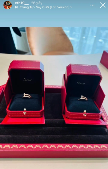 Khác với những lần trước, lần này Chu Thanh Huyền chia sẻ khoảnh khắc đeo nhẫn đôi với bạn trai. Cả hai cùng đeo ở ngón áp út, giơ tay giống như ngầm khẳng định chủ quyền.