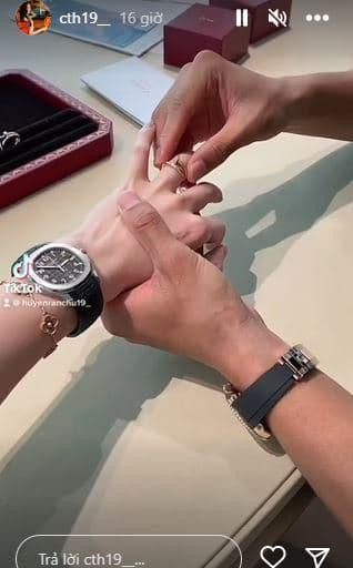 Không những vậy, Chu Thanh Huyền còn chèn một bài hát về đám cưới khiến dân tình xôn xao cho rằng người đẹp đang ẩn ý đến chuyện kết hôn. “Em chỉ việc thích việc còn lại để anh lo”, cô viết.