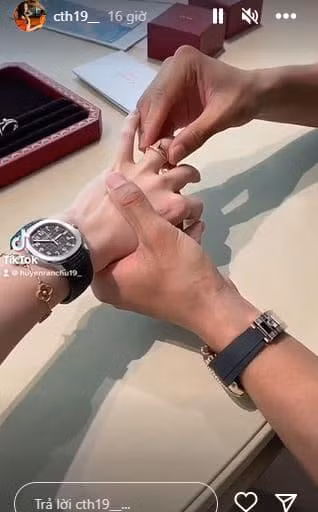 Không những vậy, Chu Thanh Huyền còn chèn một bài hát về đám cưới khiến dân tình xôn xao cho rằng người đẹp đang ẩn ý đến chuyện kết hôn. “Em chỉ việc thích việc còn lại để anh lo”, cô viết.