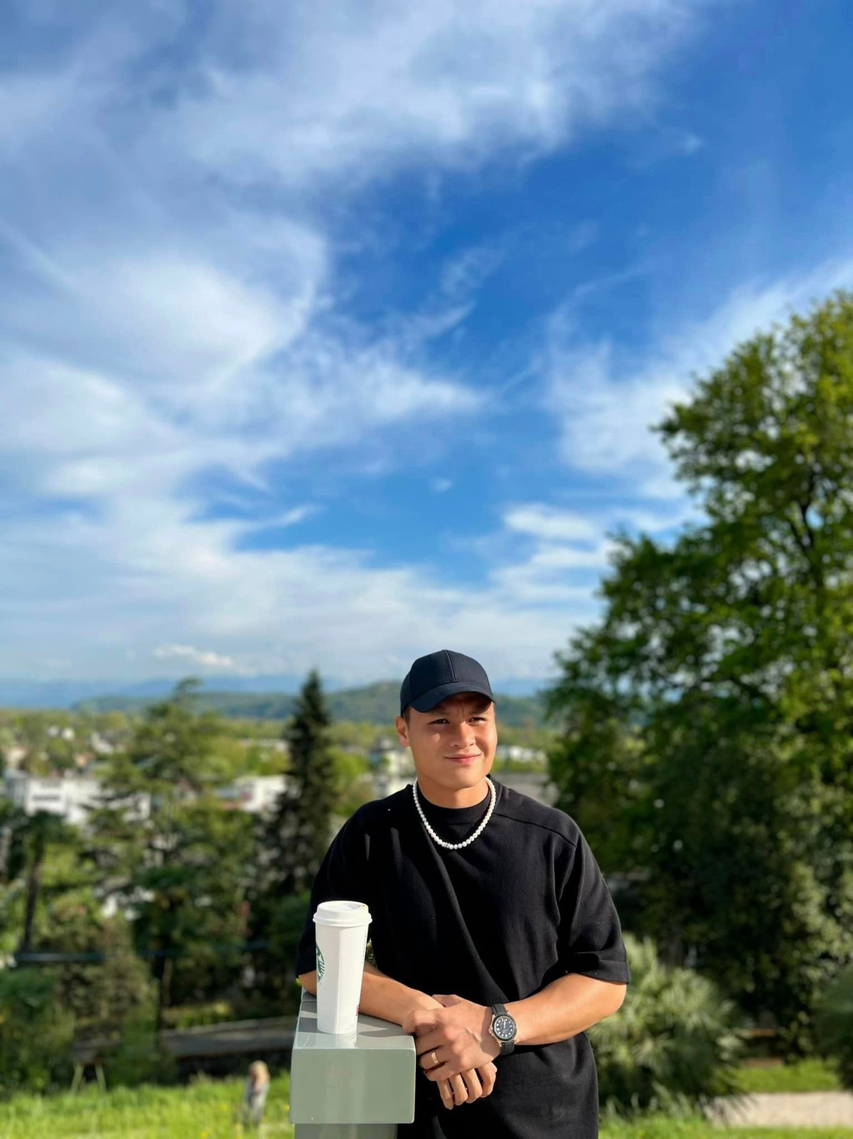 Trái ngược với bạn gái, cầu thủ Quang Hải lại thản nhiên đăng ảnh check in ở Pháp kèm chú thích: "Tạm 3 con ảnh rồi về đi tập bóng…".