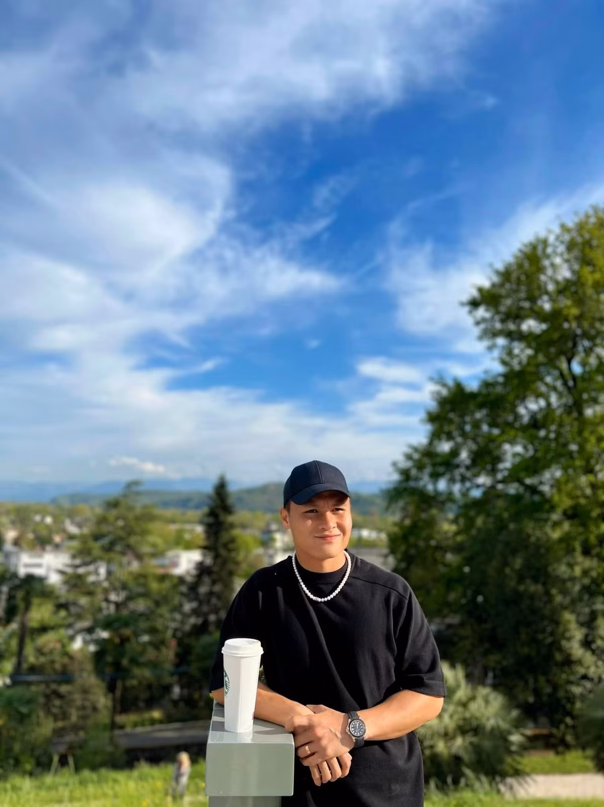 Trái ngược với bạn gái, cầu thủ Quang Hải lại thản nhiên đăng ảnh check in ở Pháp kèm chú thích: "Tạm 3 con ảnh rồi về đi tập bóng…".