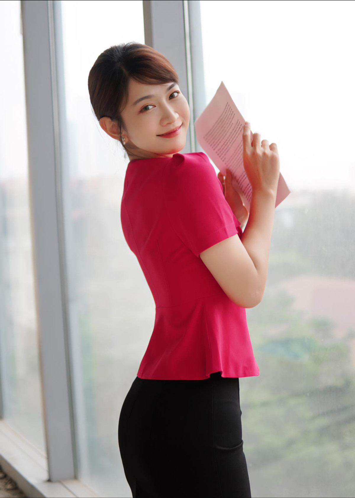 Thời gian qua, Lê Bống khiến cư dân mạng bất ngờ khi trở thành MC dẫn bản tin Alo Bác Sĩ 24 trên sóng VTC1.