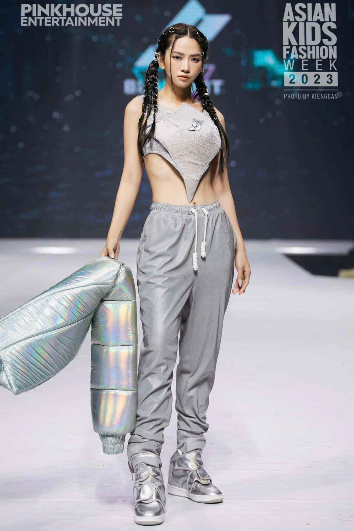 Năm 2018, Lê Bống giúp bố mẹ xây một căn nhà khang trang. Một năm sau, cô nàng mua được ô tô để đi làm và đưa gia đình đi chơi xa.