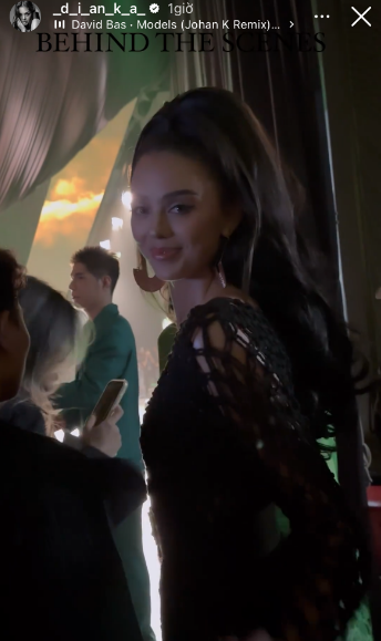 Thiết kế này đã giúp nàng mẫu Tây khoe cơ bụng săn chắc cùng hình thể khoẻ khoắn "đáng mơ ước" của nhiều người.