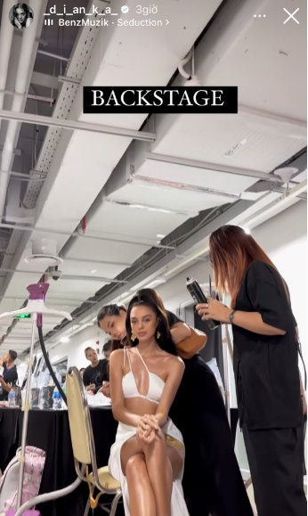 Khoảnh khắc quay vội nơi hậu trường và vợ thủ môn Bùi Tiến Dũng cũng chưa chỉnh trang xong xuôi, chưa đứng dưới ánh đèn sân khấu thế nhưng cô nàng vẫn được khen đẹp như tạc tượng.