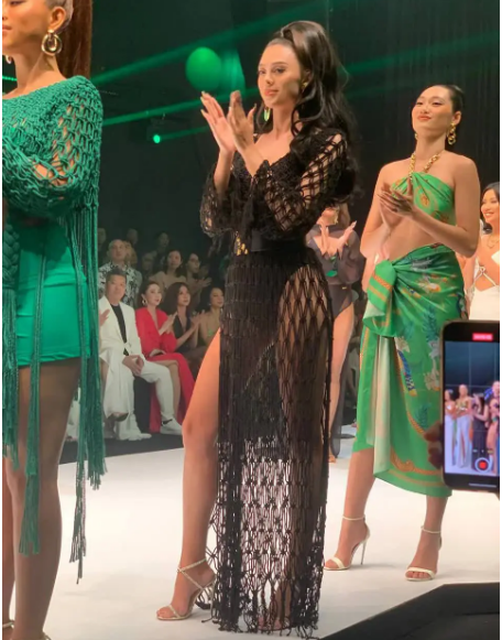 Mỗi lần cô nàng xuất hiện và sải bước trên sàn catwalk đều để lại ấn tượng sâu sắc với cư dân mạng.