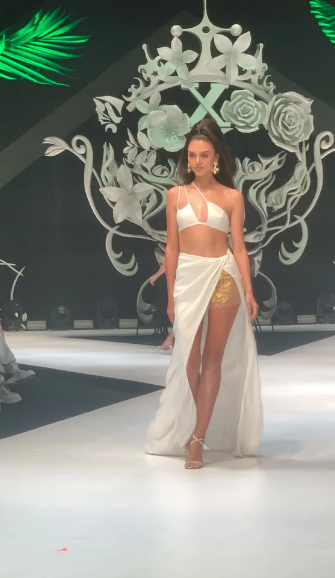 Về vóc dáng, nếu không biết trước chắc nhiều người khó đoán được cô mới sinh con chưa đầy nửa năm.