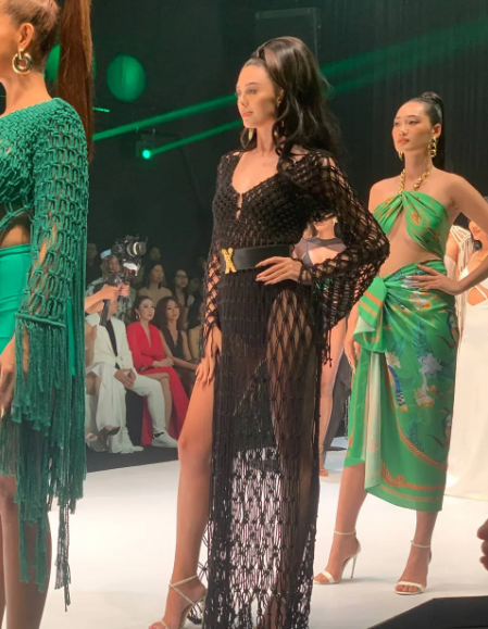 Không như nhiều nghệ sĩ khác nghỉ dài sau khi sinh con, Dianka Zakhidova nhanh chóng trở lại công việc, khoe thân hình chuẩn như thời con gái.