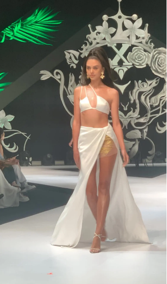 Cô đã xuất sắc "vượt ải" cam thường với nhan sắc xinh đẹp và thần thái vô cùng hút mắt.