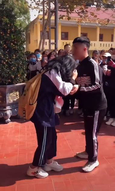 Không chỉ tỏ tình, anh chàng còn dành nhiều lời ngọt ngào cho cô gái mình thích. Nữ sinh này ngại ngùng gật đầu đồng ý trong tiếng hò reo, bẽn lẽn đeo vào chiếc nhẫn mà cậu bạn trai đã chuẩn bị sẵn. Ảnh: Tiin.vn