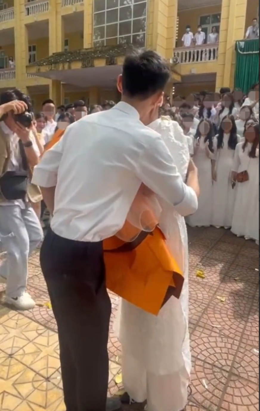 Sau màn tặng hoa, trao nhẫn cầu hôn ngay tại trường, cặp đôi cũng không ngần ngại ôm và hôn nhau ngay giữa sân trường. Ảnh: cắt ra từ clip