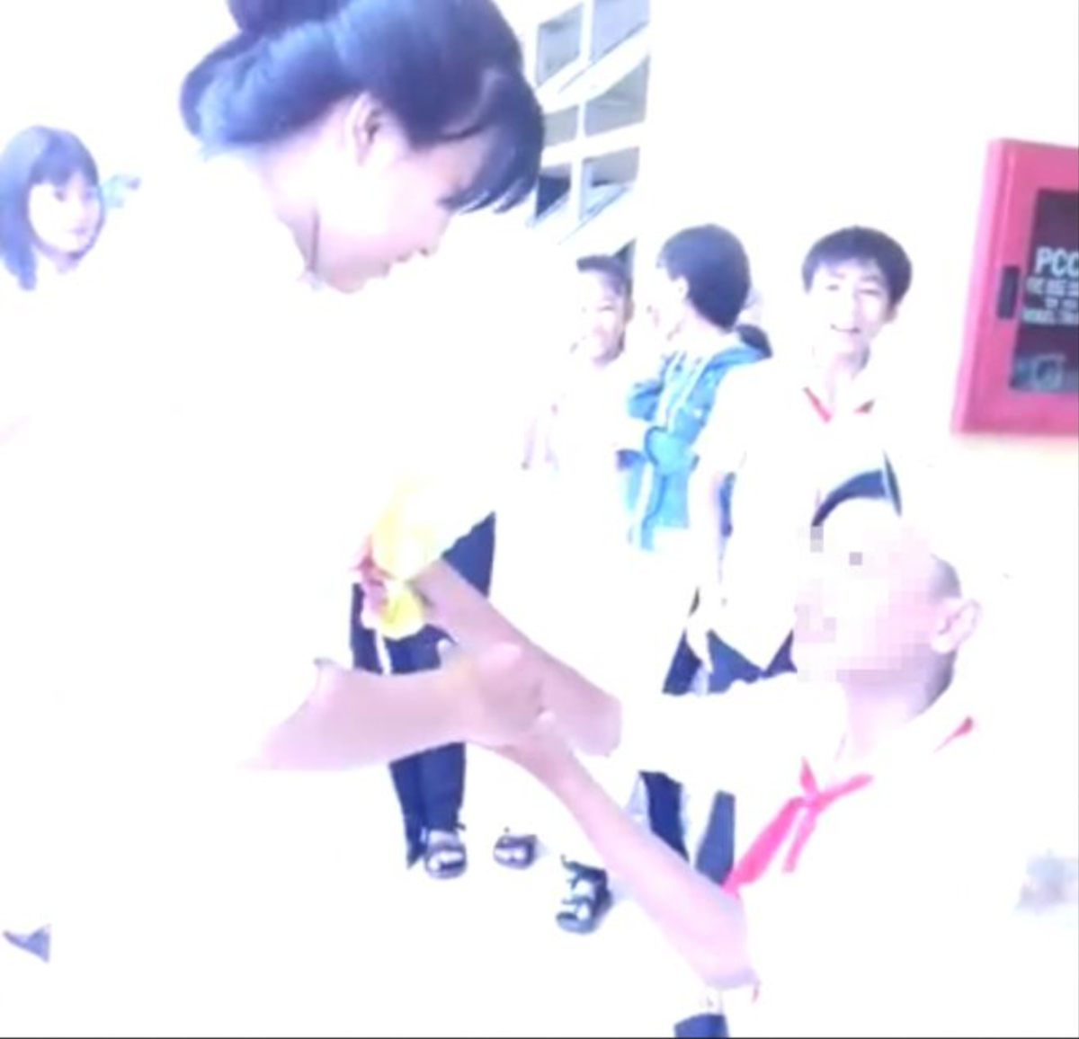 Ngay sau khi clip được phát tán trên mạng, cư dân mạng đã bày tỏ thái độ khó hiểu, thậm chí phản đối những hành động “người lớn” như vậy khi các em còn ở độ tuổi đến trường. Việc yêu đương, cầu hôn nhau khi các em còn quá nhỏ cũng có thể dẫn đến những hệ quả không lường trước được. Ảnh: Saostar