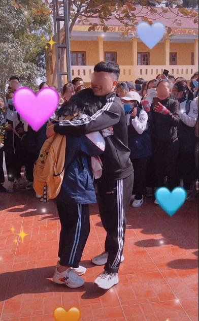 Một số người dành nhiều lời khen "có cánh" cho sự bạo dạn của chàng trai. Tuy nhiên, số đông lại cho rằng hành động của cả hai đã ảnh hưởng không nhỏ đến các bạn học cùng lứa. Hai nhân vật chính còn quá bé để nhận thức được tầm quan trọng của việc quỳ gối cầu hôn và trao nhẫn của các cặp đôi. Ảnh: Tiin.vn