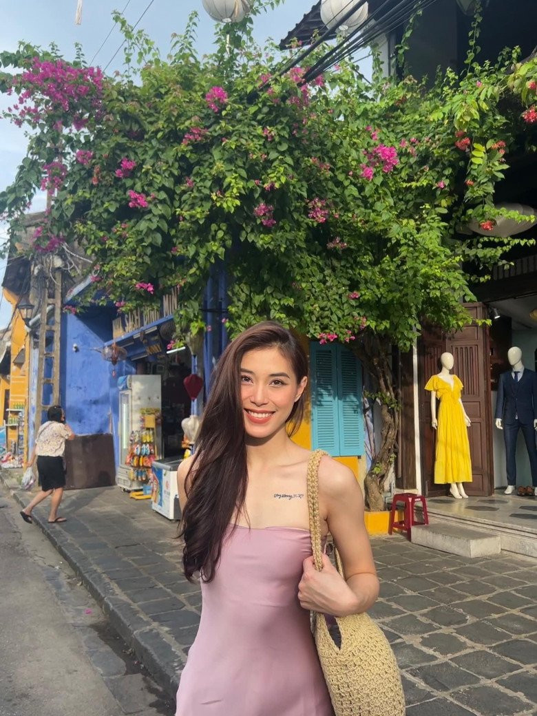 Từ khi giải nghệ và lấn sân vào các cuộc thi sắc đẹp, dạo gần đây cựu VĐV bóng chuyền chăm chỉ ăn mặc gợi cảm, chăm khoe dáng hơn.