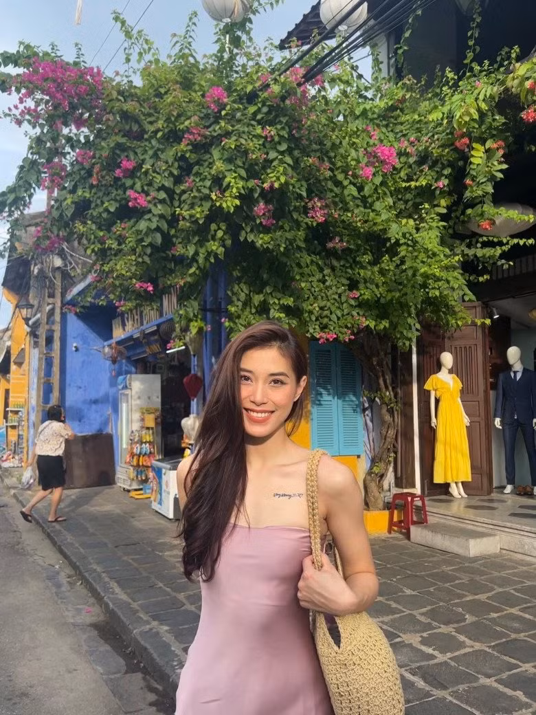 Từ khi giải nghệ và lấn sân vào các cuộc thi sắc đẹp, dạo gần đây cựu VĐV bóng chuyền chăm chỉ ăn mặc gợi cảm, chăm khoe dáng hơn.