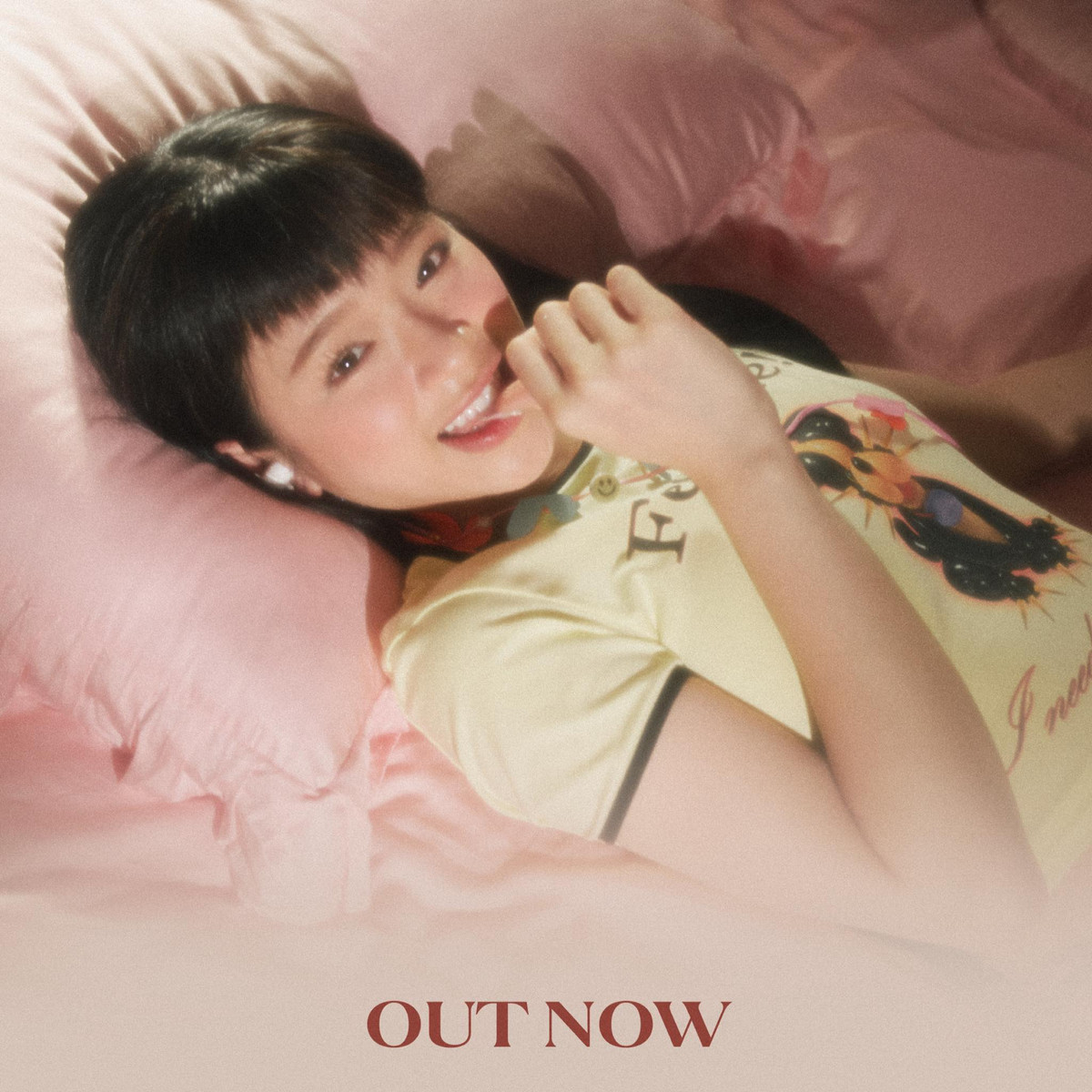 Bên cạnh nhiều lời khen cho sự cố gắng, tâm huyết của hot girl Linh Ka trong vai trò mới, vẫn có ý kiến cho rằng giọng hát của cô còn nhiều hạn chế.