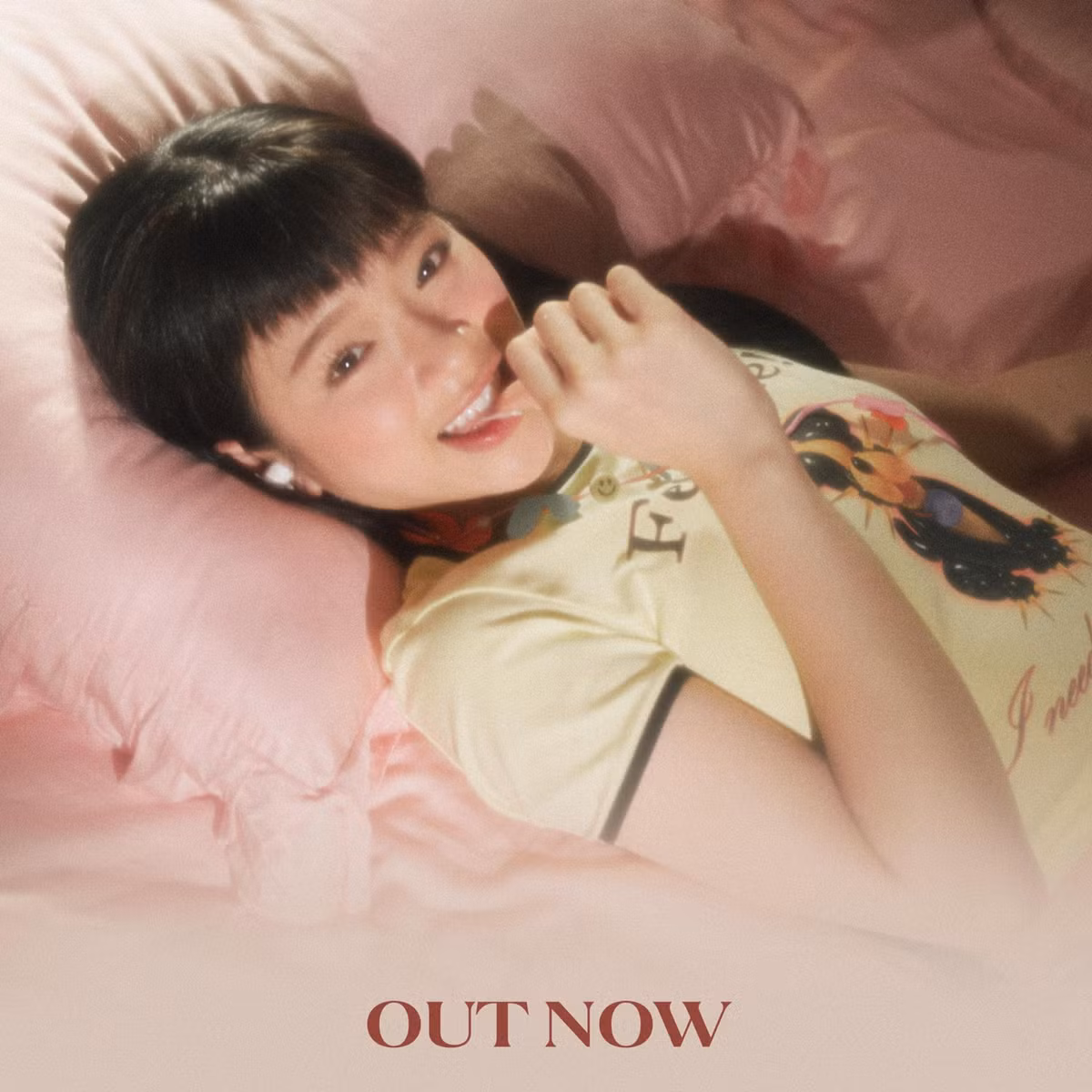 Bên cạnh nhiều lời khen cho sự cố gắng, tâm huyết của hot girl Linh Ka trong vai trò mới, vẫn có ý kiến cho rằng giọng hát của cô còn nhiều hạn chế.