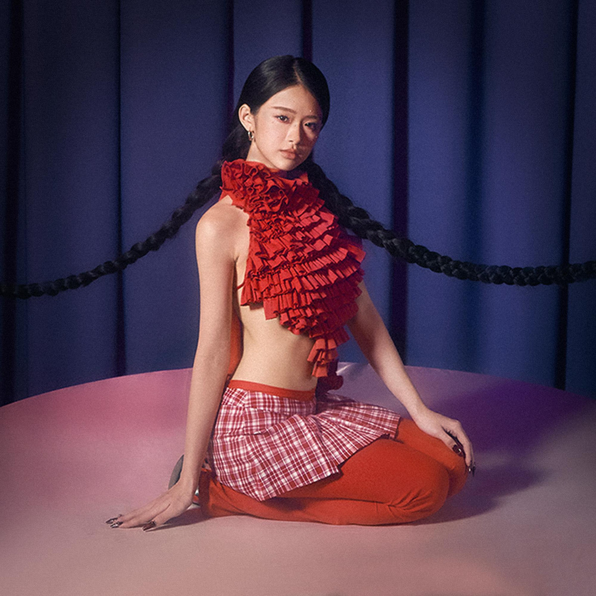 Đầu tư sân khấu đậm chất Hàn Quốc, Linh Ka theo đuổi phong cách như idol Kpop, với trang phục sặc sỡ, khoe vòng 2 thon gọn.