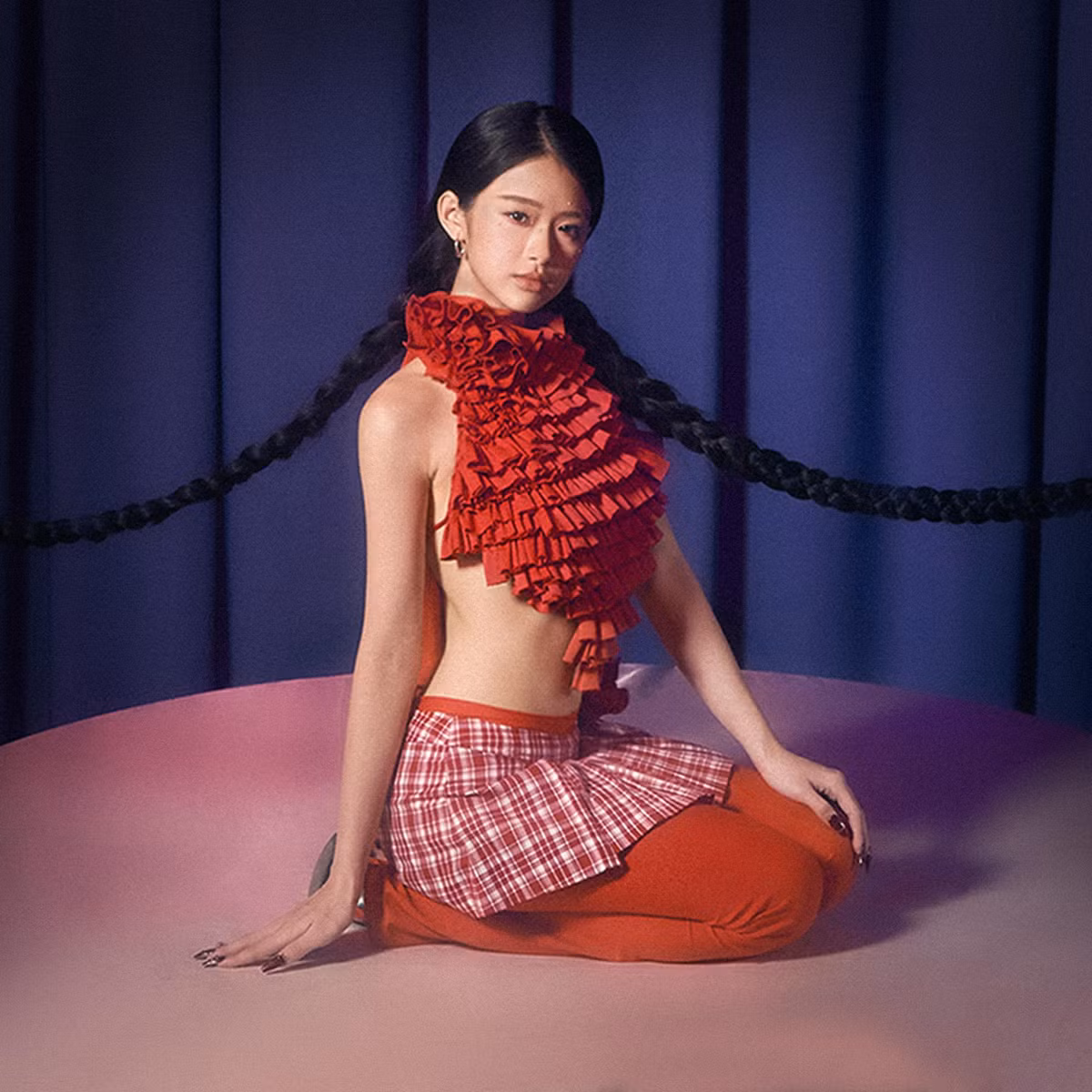 Đầu tư sân khấu đậm chất Hàn Quốc, Linh Ka theo đuổi phong cách như idol Kpop, với trang phục sặc sỡ, khoe vòng 2 thon gọn.