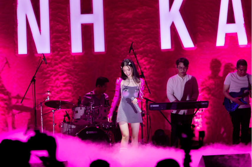 Cô mở hẳn sự kiện ra mắt MV, mời nhiều cái tên nổi danh như Ngô Thanh Vân, Sam, Lâm Vỹ Dạ,…