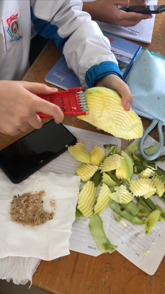 Combo xoài xanh, muối chấm được xem là "sơn hào hải vị" đối với mỗi bạn học sinh, sinh viên. Ảnh: Cẩm Nguyên Tú/Trường Người Ta