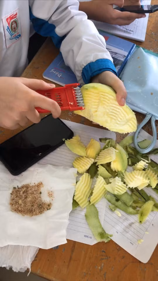 Combo xoài xanh, muối chấm được xem là "sơn hào hải vị" đối với mỗi bạn học sinh, sinh viên. Ảnh: Cẩm Nguyên Tú/Trường Người Ta