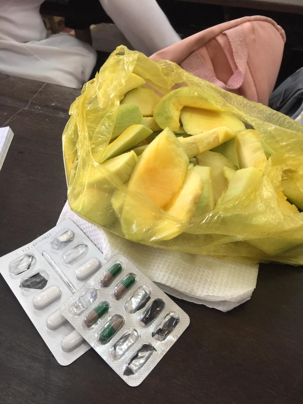 Xoài chấm muối đã trở thành món ăn quen thuộc trong mỗi lớp học, cứ đến mùa xoài là chúng bày biện khắp các mặt bàn. Ảnh: Hữu Tri/Trường Người Ta