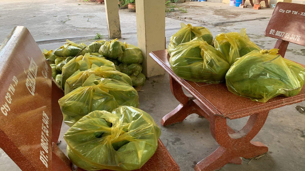 Trên các hội nhóm học sinh, sinh viên thời điểm này xuất hiện rất nhiều hình ảnh "chiến lợi phẩm" hái trộm xoài, nào túi to túi nhỏ đầy ắp xoài xanh netizen nhìn ứa nước miếng. Ảnh: Truong Khanh Ngoc/Trường Người Ta