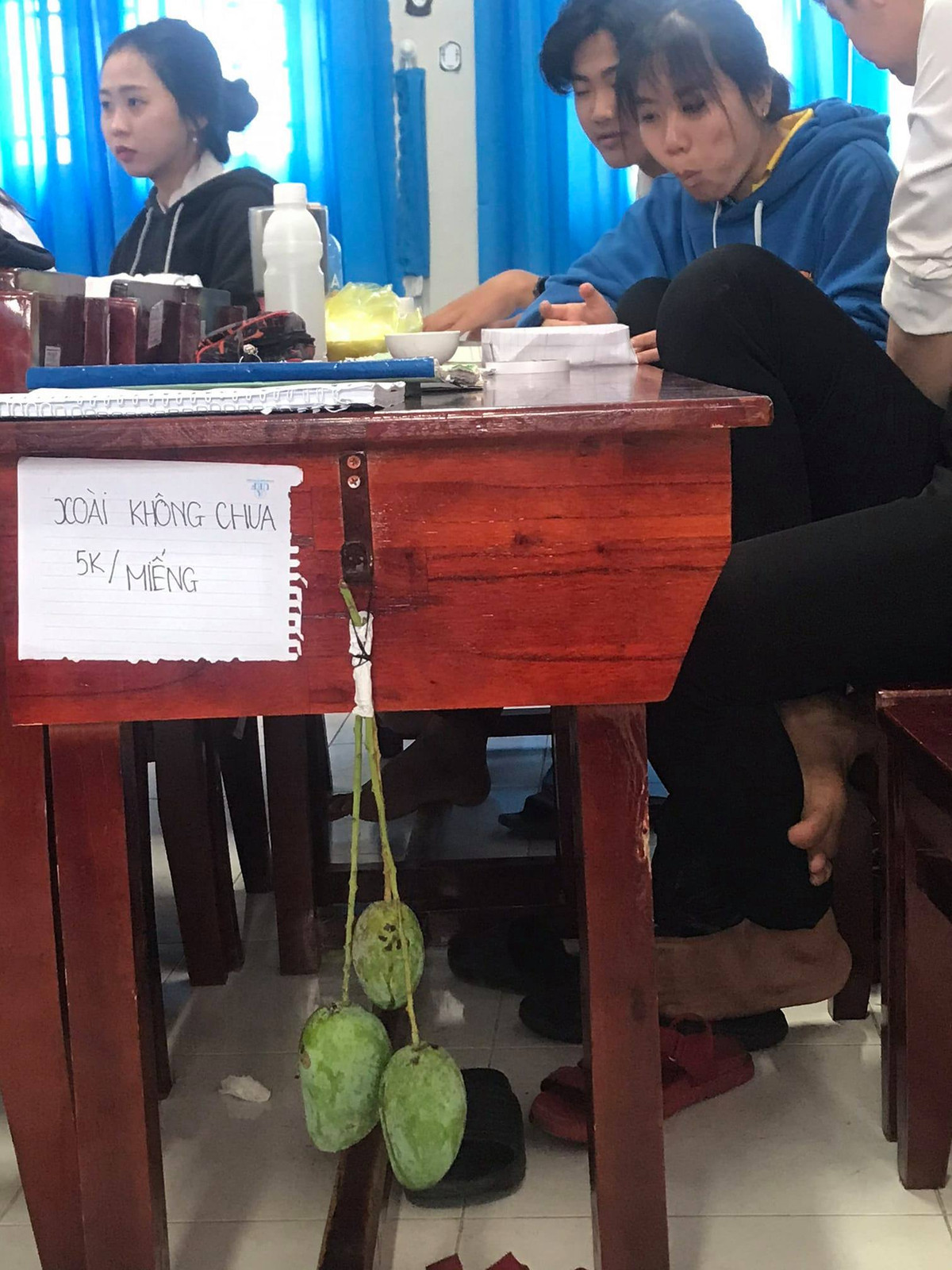 Xoài mọc nhiều đến mức có thể trở thành món hàng được bày bán ngay trong lớp học. Ảnh: Thu Thảo/Trường Người Ta