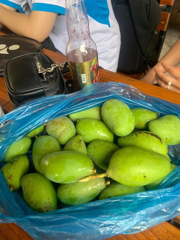 Vô vàn những chiêu trò được các bạn trẻ nghĩ ra để thưởng thức được loại quả nhìn thôi đã "ứa nước miếng" vì thèm. Ảnh: Lang Thang Hà Nội