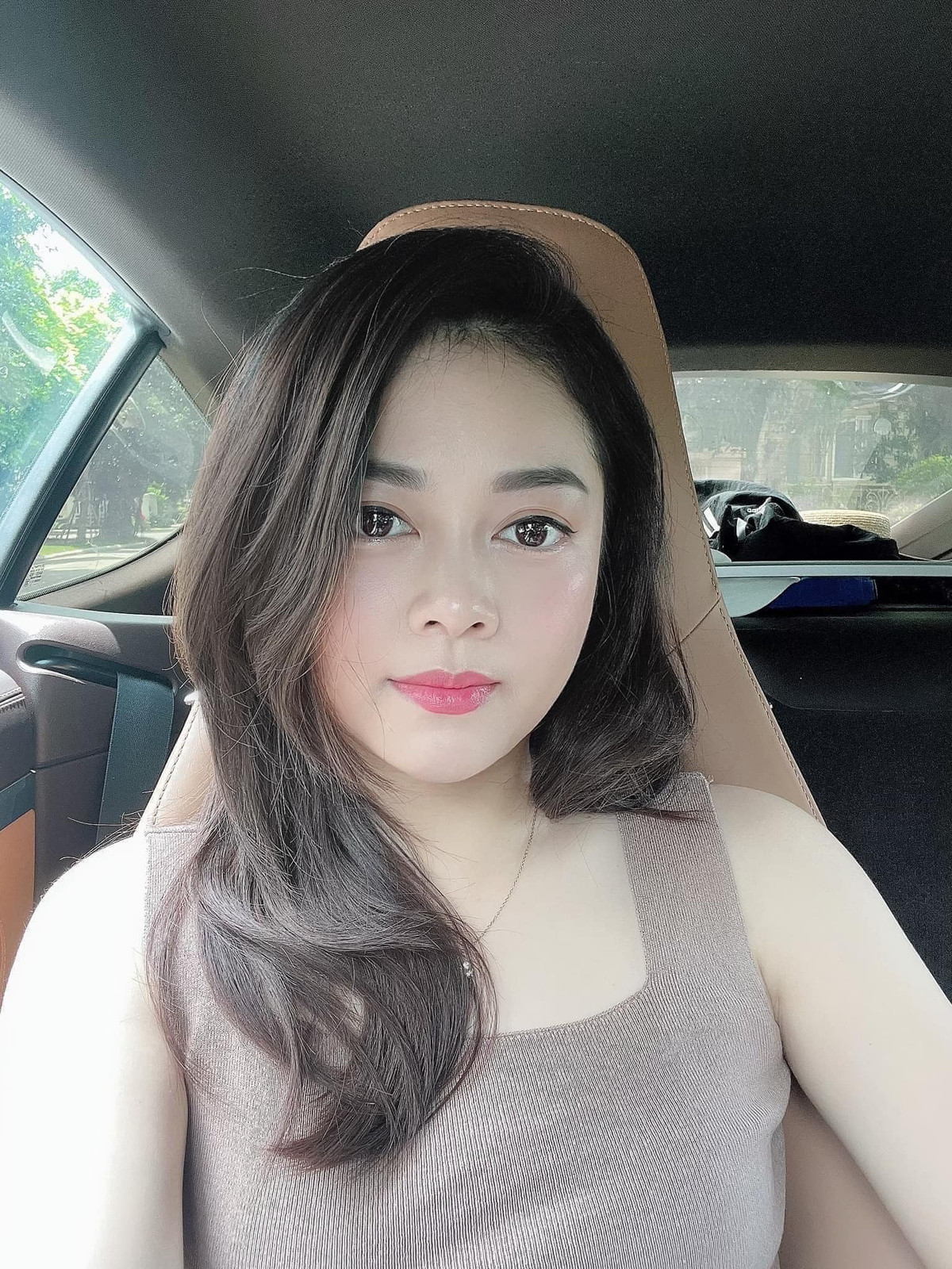 Dù không hoạt động nghệ thuật nhưng Hằng "Túi" vẫn luôn nhận được sự quan tâm.